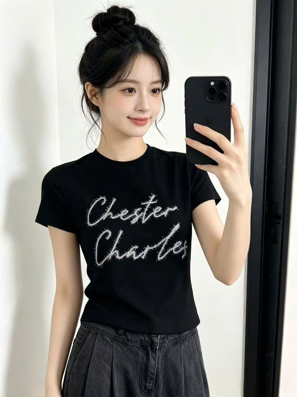  Áo thun cổ tròn Đen Logo chữ nổi ánh kim 