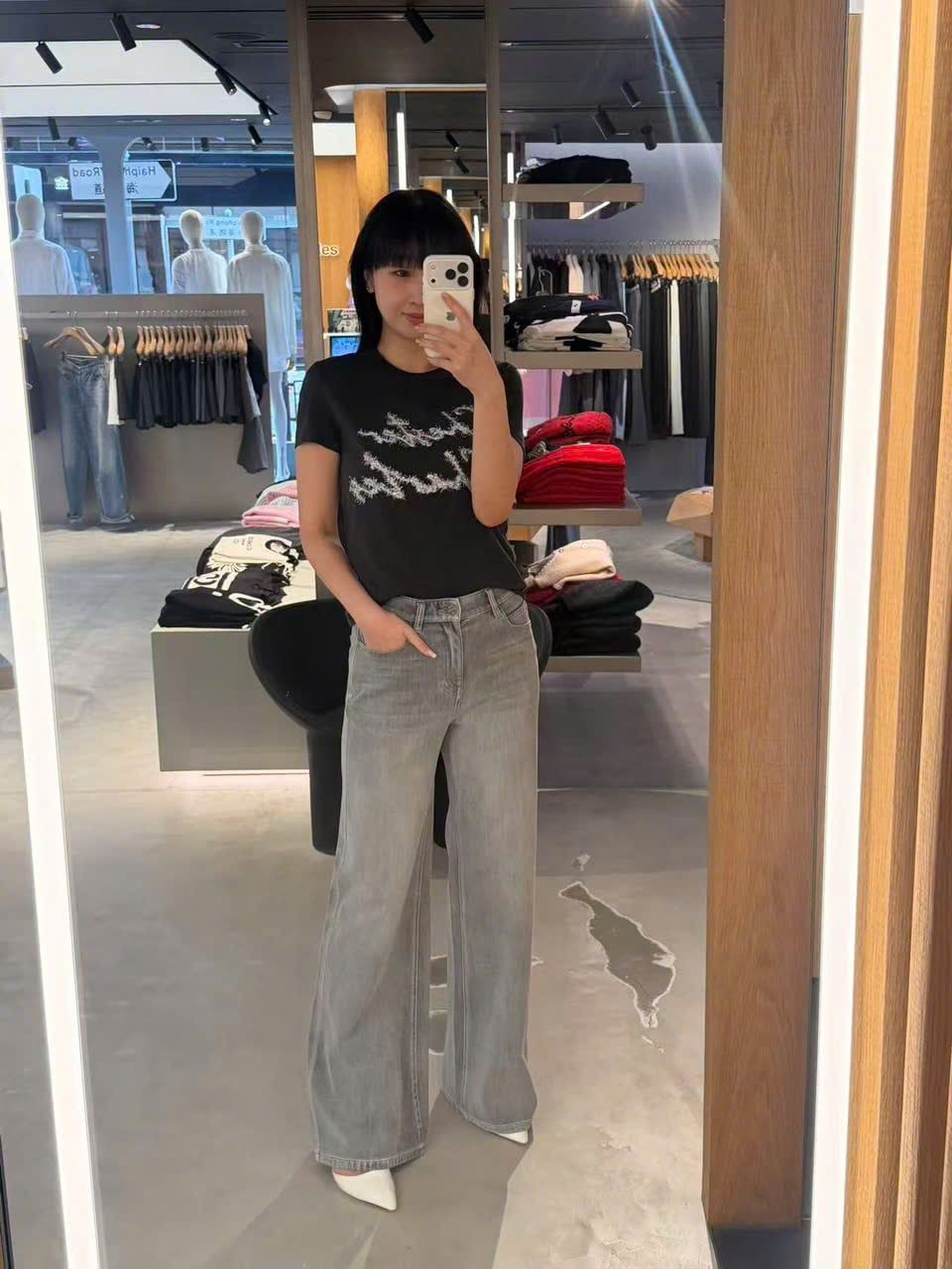  Áo thun cổ tròn Đen Logo chữ nổi ánh kim 