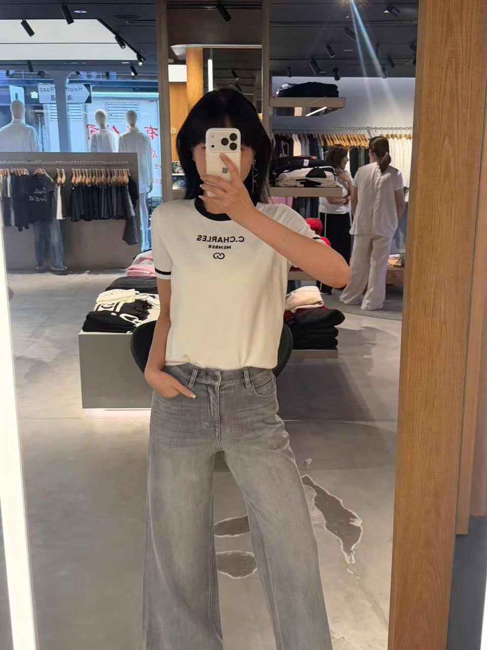  1.Áo trắng viền cổ đen, chữ CC Member 