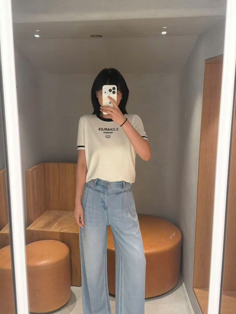  1.Áo trắng viền cổ đen, chữ CC Member 