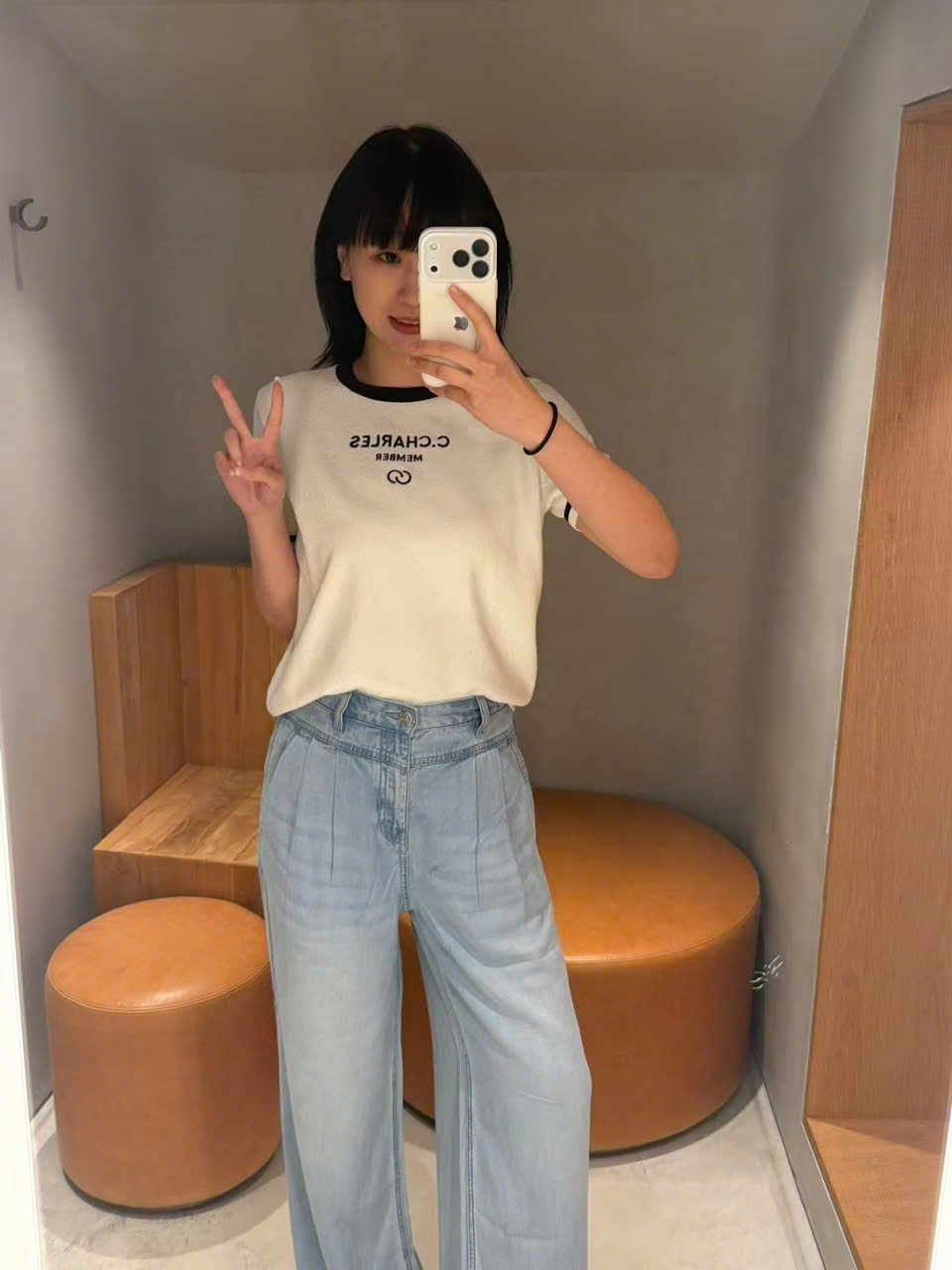 1.Áo trắng viền cổ đen, chữ CC Member 