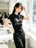  Áo thun cổ tròn Đen Logo chữ nổi ánh kim 