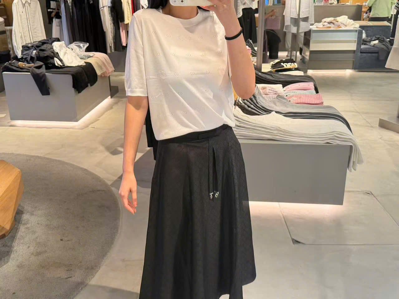  Chân váy lụa dài, cạp đính dây nơ 
