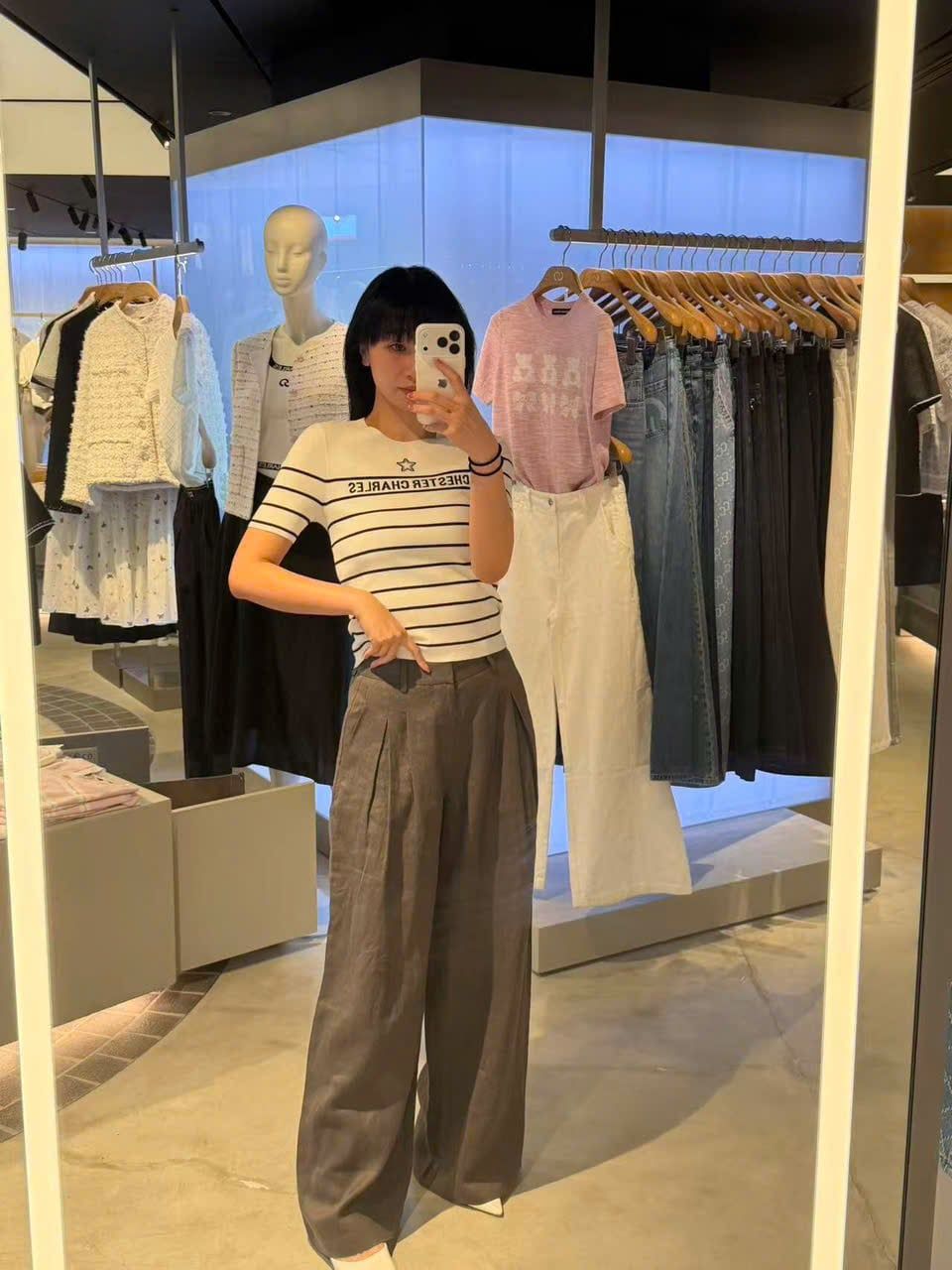  1.Quần vải lanh xám túi sau thêu logo 