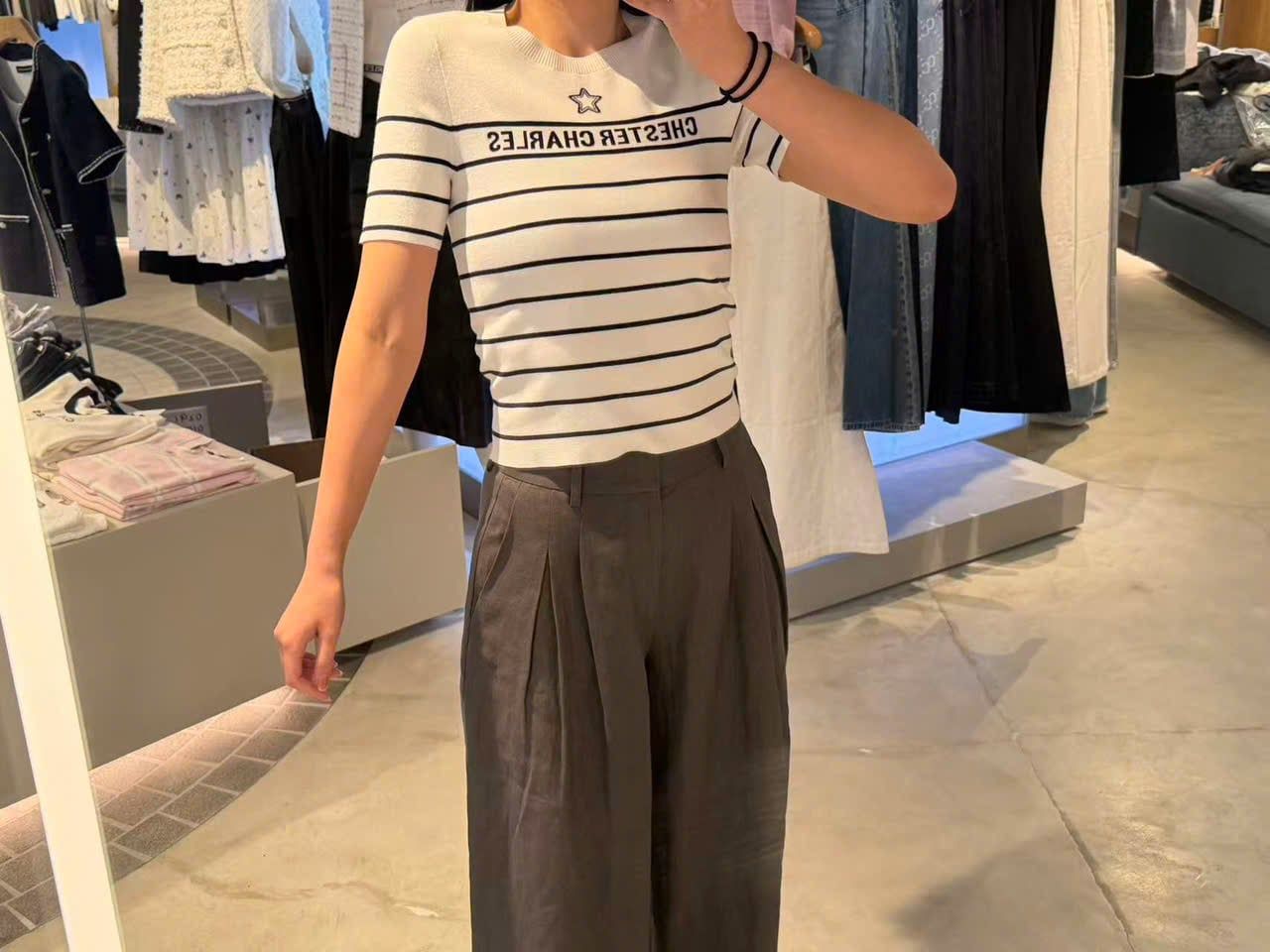  1.Quần vải lanh xám túi sau thêu logo 