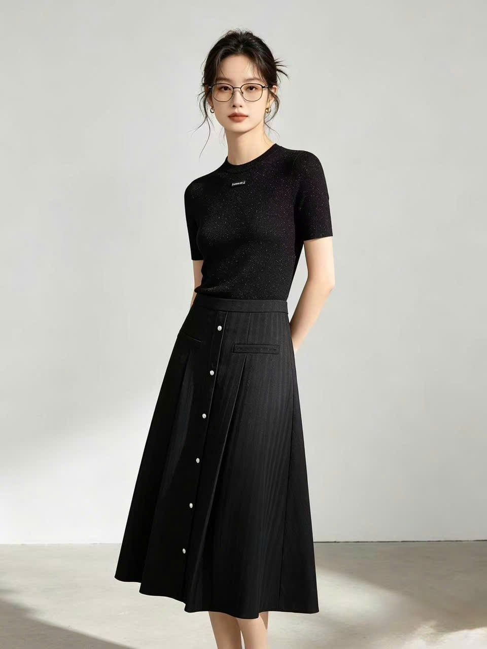  1.Chân váy lụa đen - cúc ngọc 
