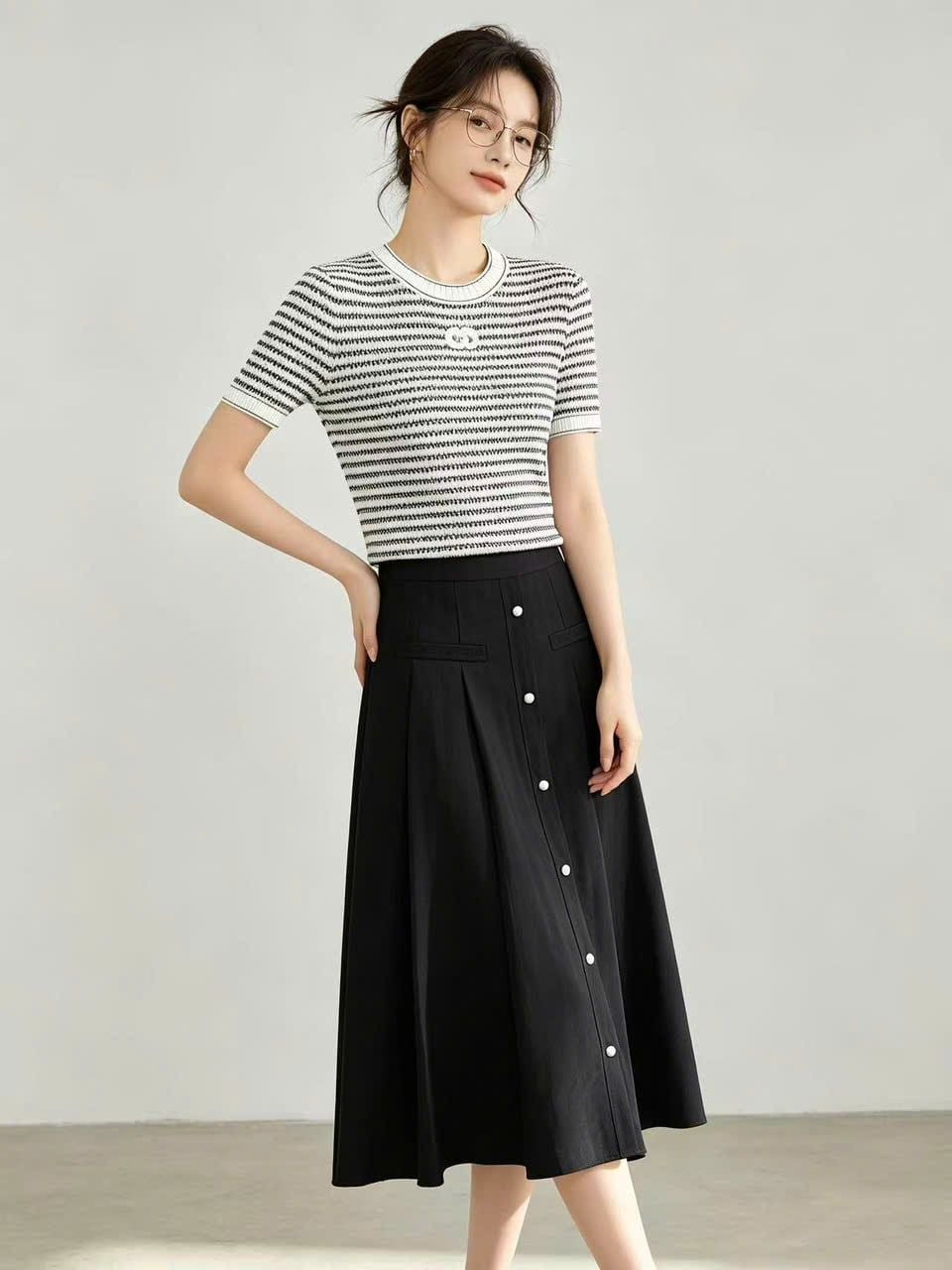  1.Chân váy lụa đen - cúc ngọc 
