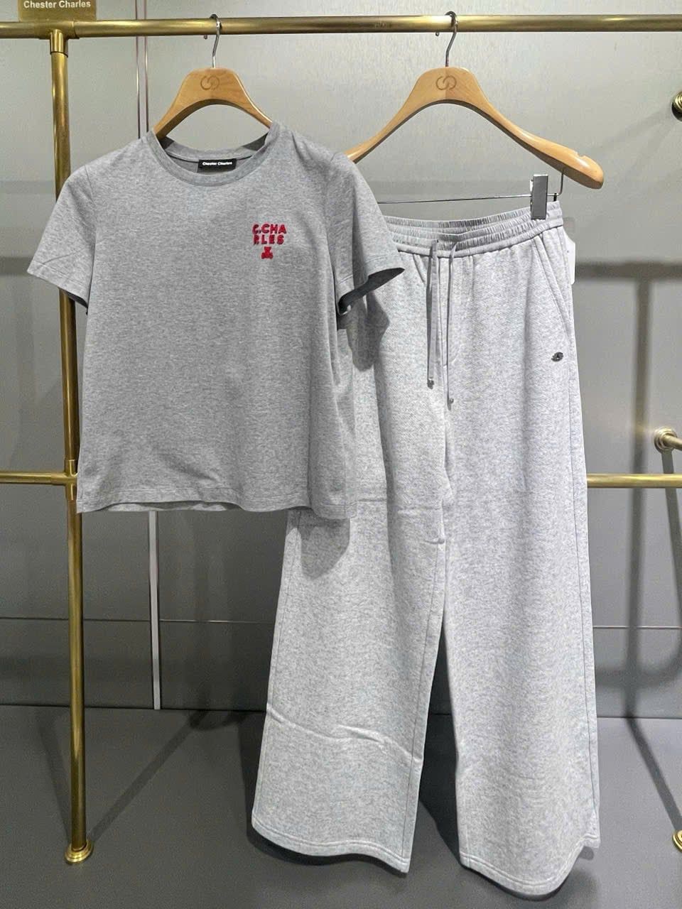  Quần len xám cạp thun dây rút, logo gấu nhỏ 1 bên túi 