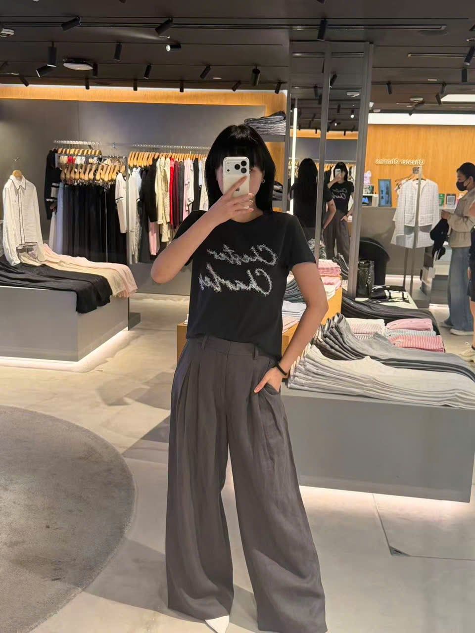  1.Quần vải lanh xám túi sau thêu logo 