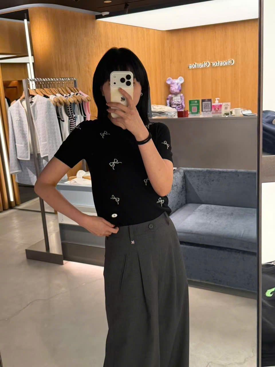  1.Quần vải lanh xám túi sau thêu logo 
