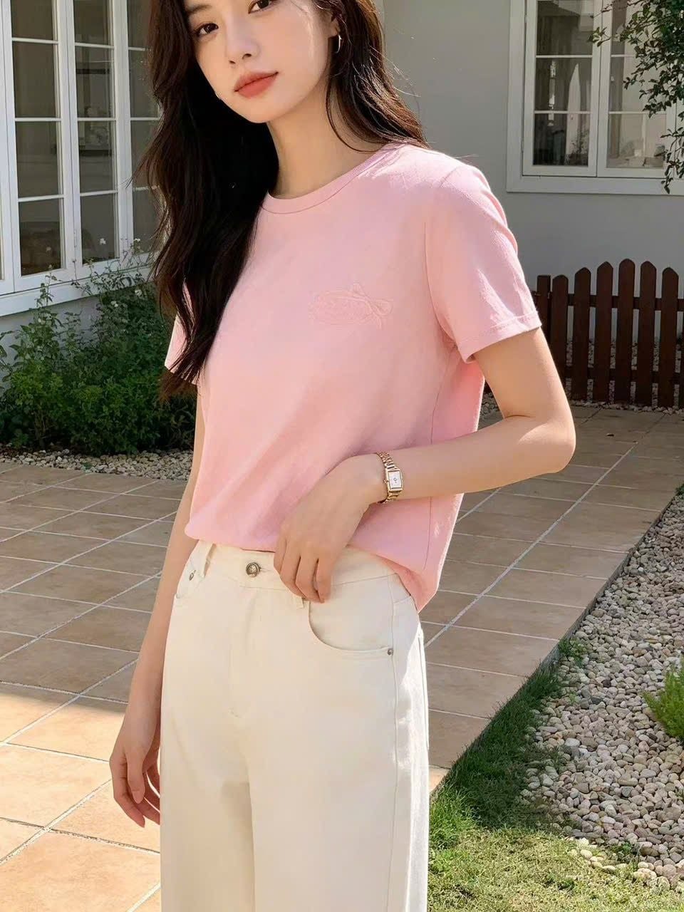  1.Áo T- hồng trám, logo ngực nơ ngực trái 