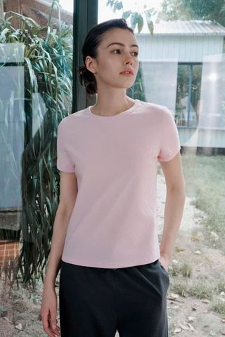  1.Áo T- hồng trám, logo ngực nơ ngực trái 