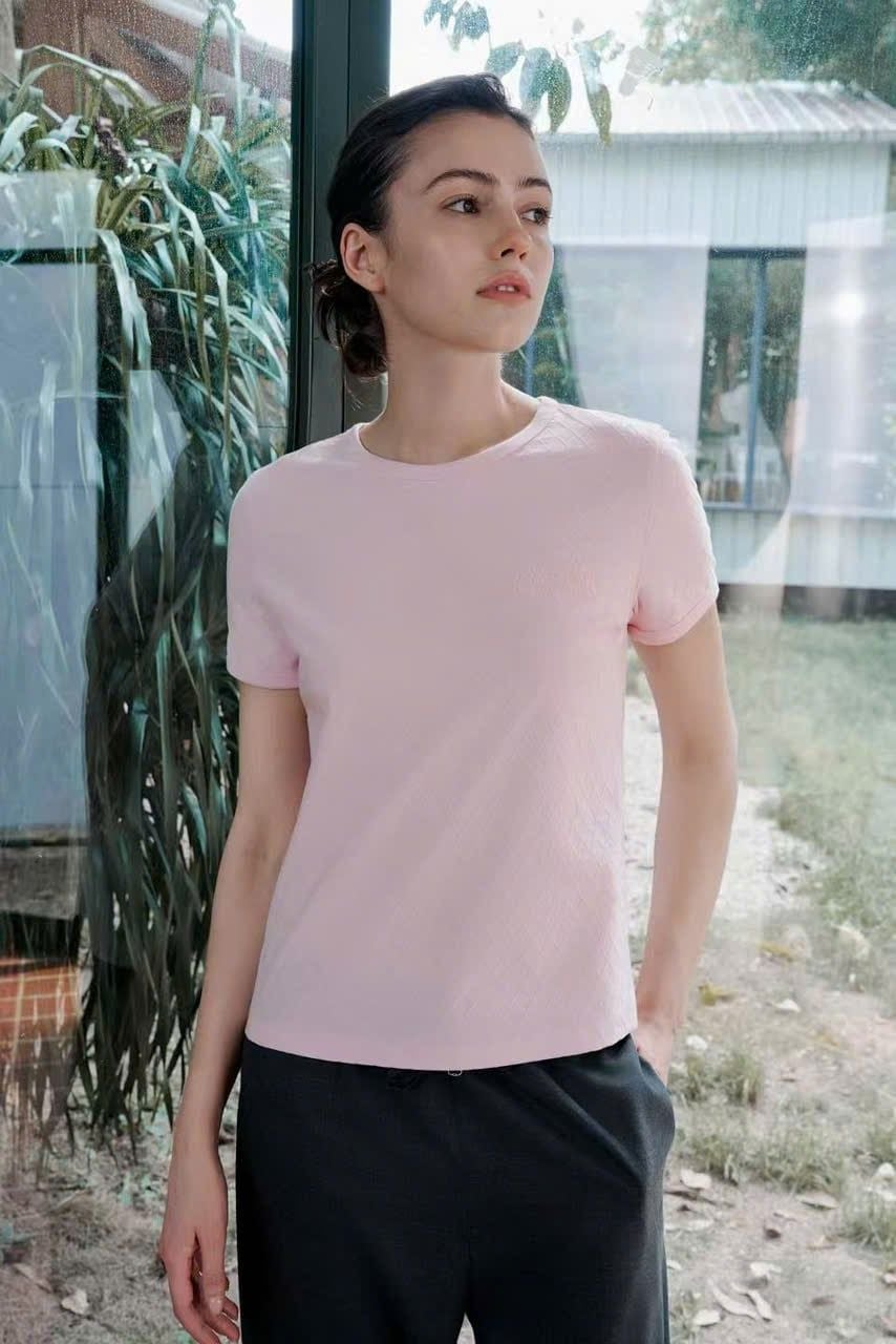  1.Áo T- hồng trám, logo ngực nơ ngực trái 