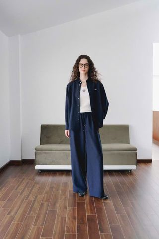  2.Áo sơ mi suông Navy chữ CC trắng 