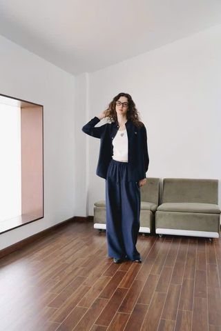  2.Áo sơ mi suông Navy chữ CC trắng 