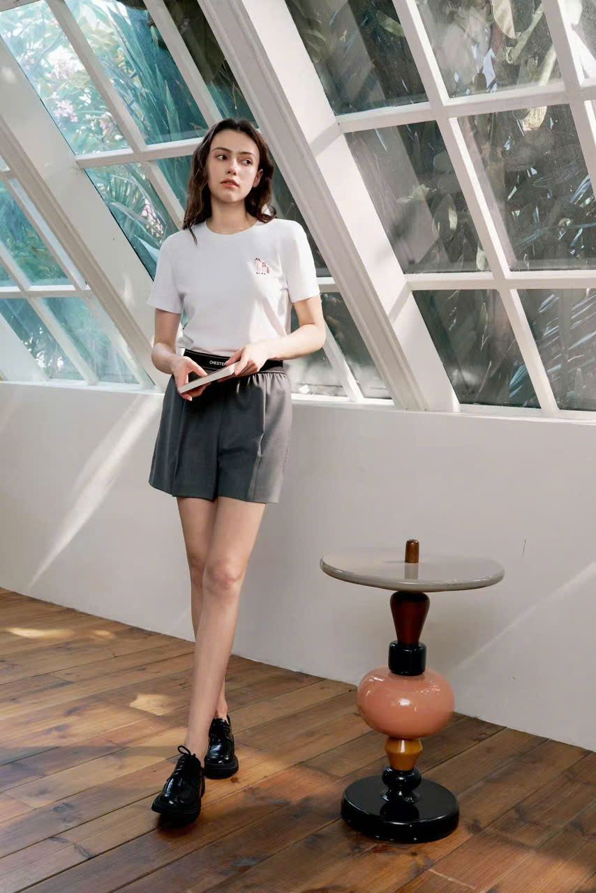 Quần sooc vải xám, cạp chun đen chữ CC 