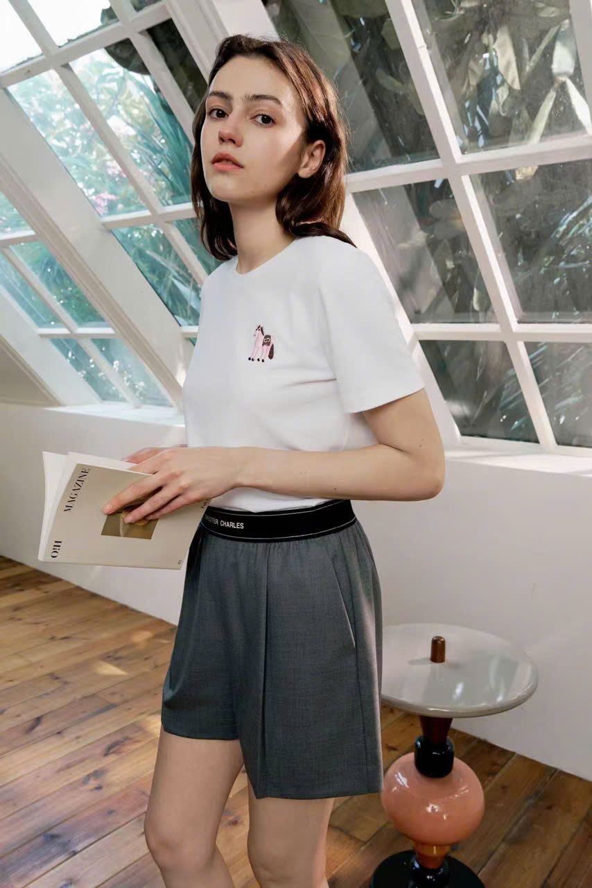  Quần sooc vải xám, cạp chun đen chữ CC 