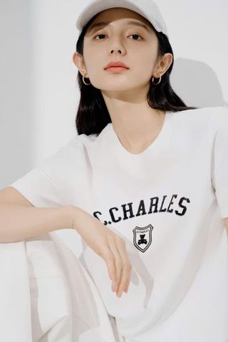  Áo thun trắng logo huy hiệu 