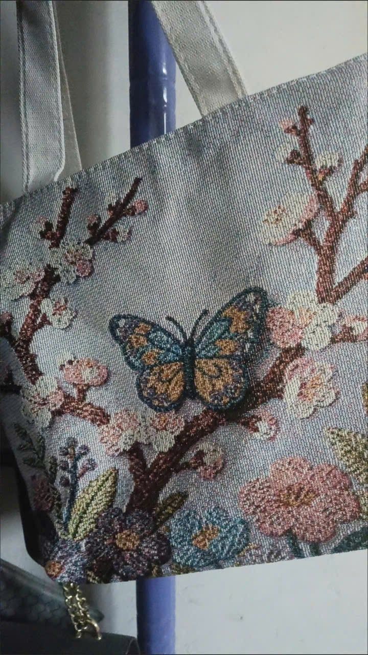  Túi Tote Canvas Với Họa Tiết Thêu Nổi 