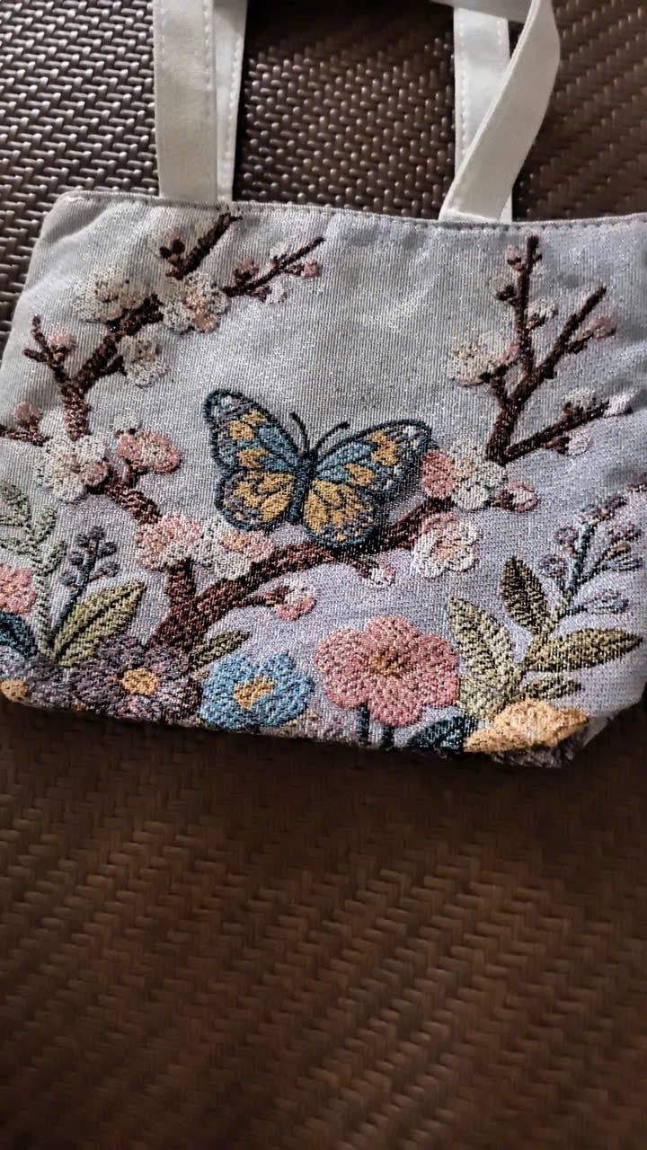  Túi Tote Canvas Với Họa Tiết Thêu Nổi 