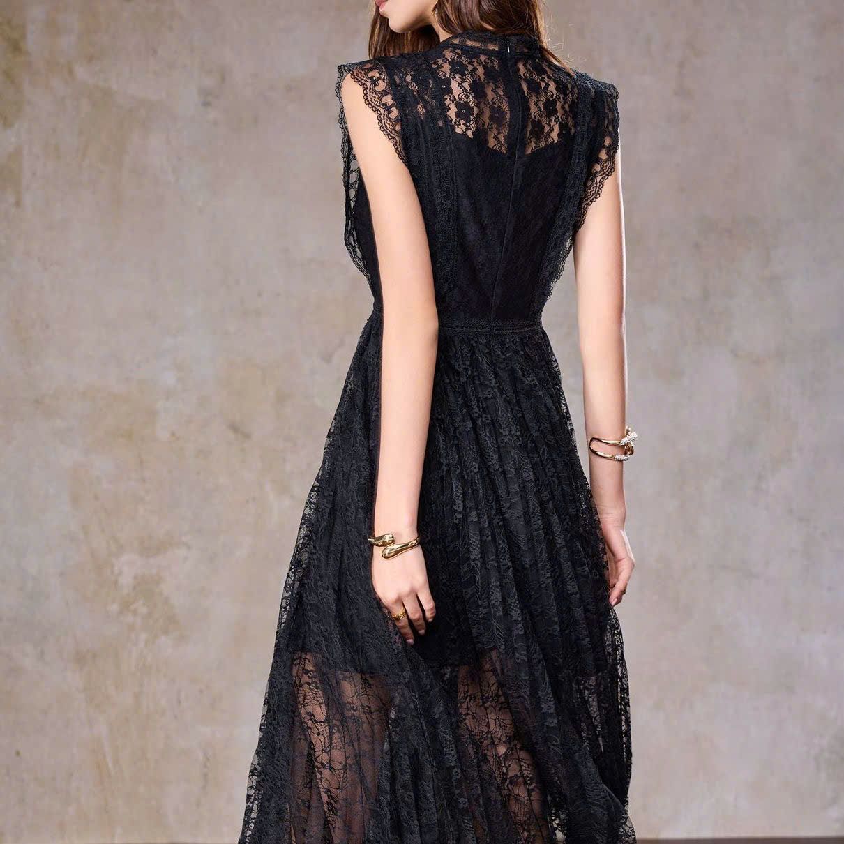  Đầm Ren Cotton Dáng Xòe Màu Đen 