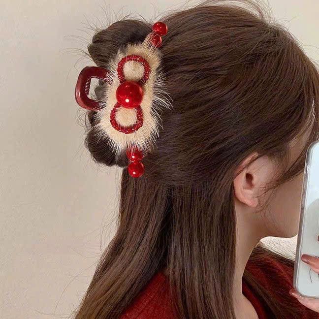  Kẹp Tóc Đính Hạt Đỏ Và Lông Vũ Giả 