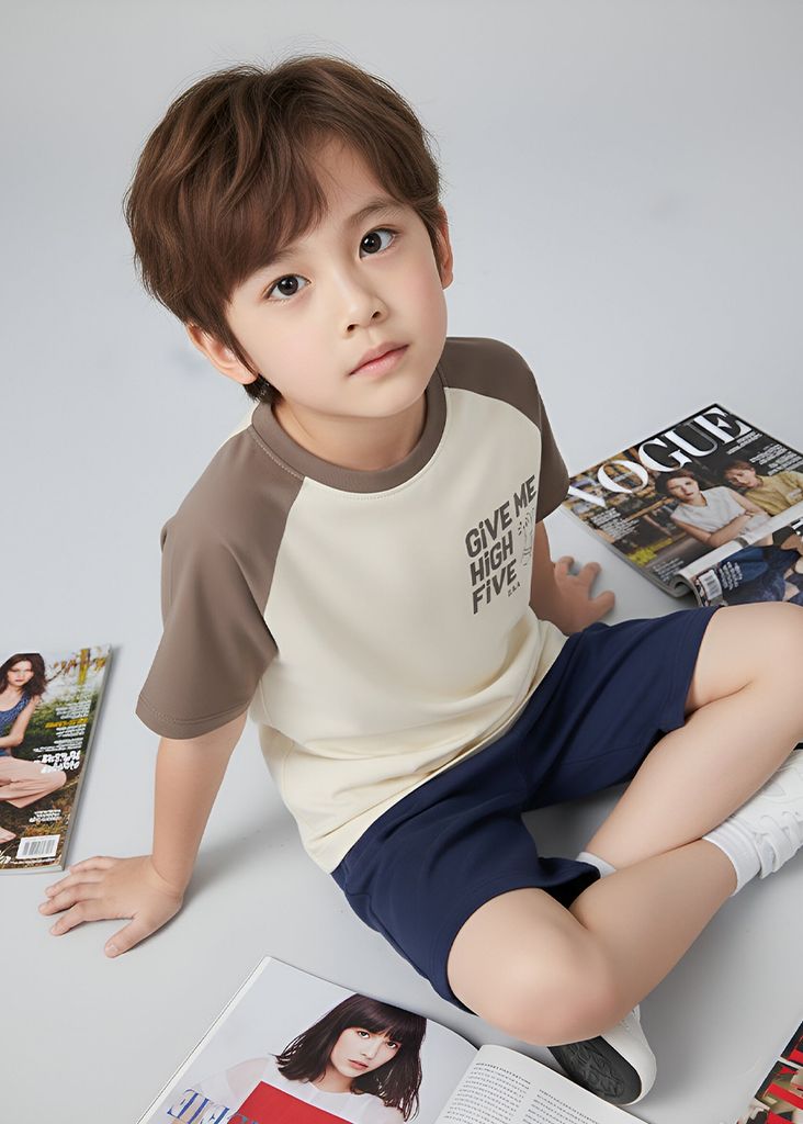 Áo Thun Raglan Form Rộng Bé Trai Be Phối Nâu Give Me High Five