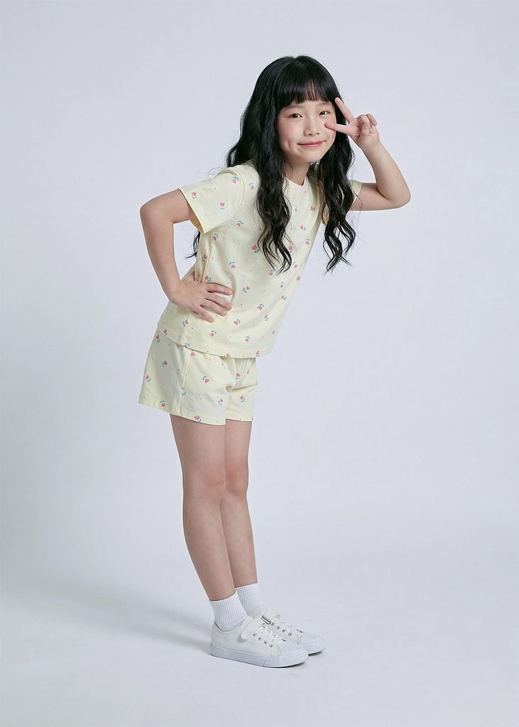 Bộ Thun Ngắn Tay Form Rộng Bé Gái Kem Hoạ Tiết Hoa Tulip