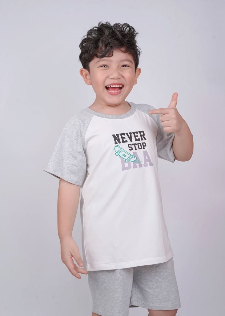Bộ Thun Tay Raglan Bé Trai Trắng Kem Phối Xám Never Stop