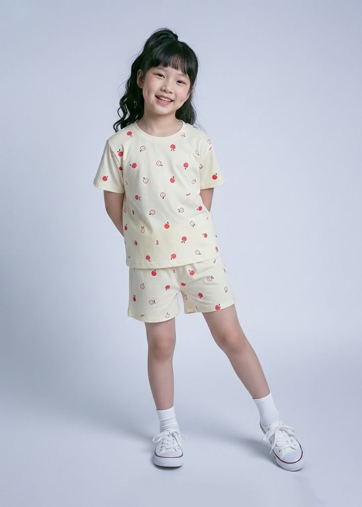 Bộ Thun Ngắn Tay Bé Gái Form Rộng Kem Hoạ Tiết Quả Táo