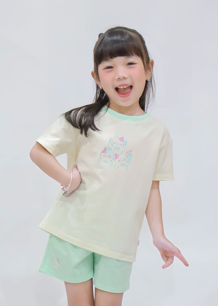 Bộ Thun Ngắn Tay Bé Gái Form Rộng Kem Sweet Cats Phối Xanh