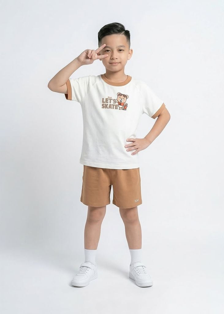 Bộ Thun Ngắn Tay Bé Trai Trắng Phối Nâu Gấu Trượt Ván
