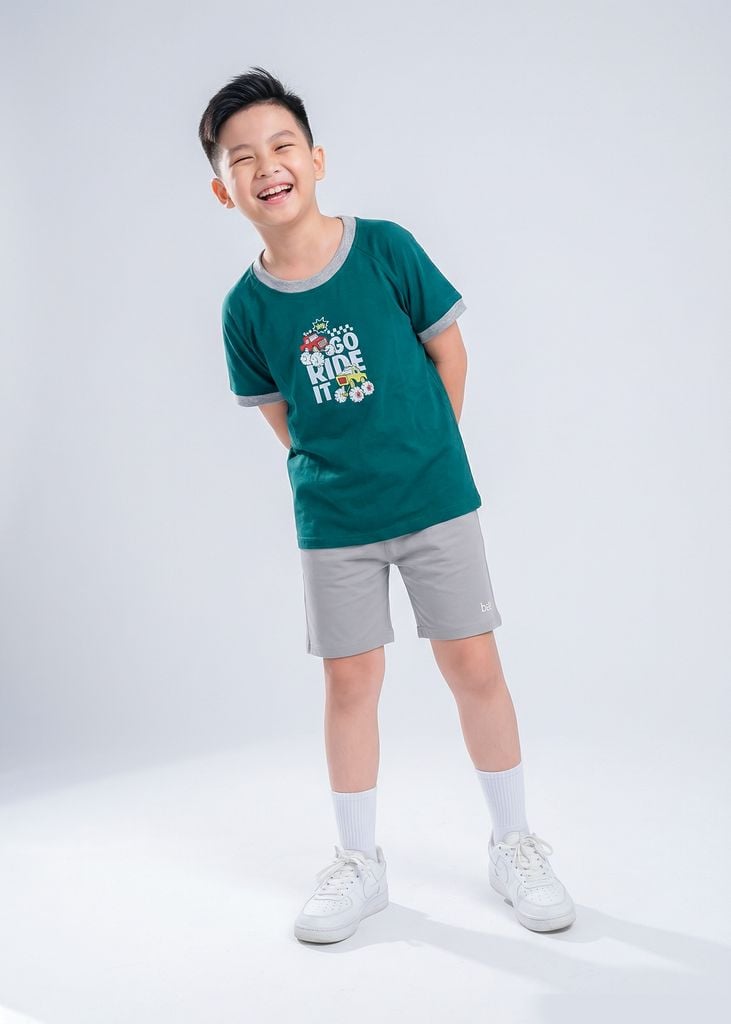 Bộ Thun Ngắn Tay Bé Trai Xanh Lá Happy Holidays Phối Xám