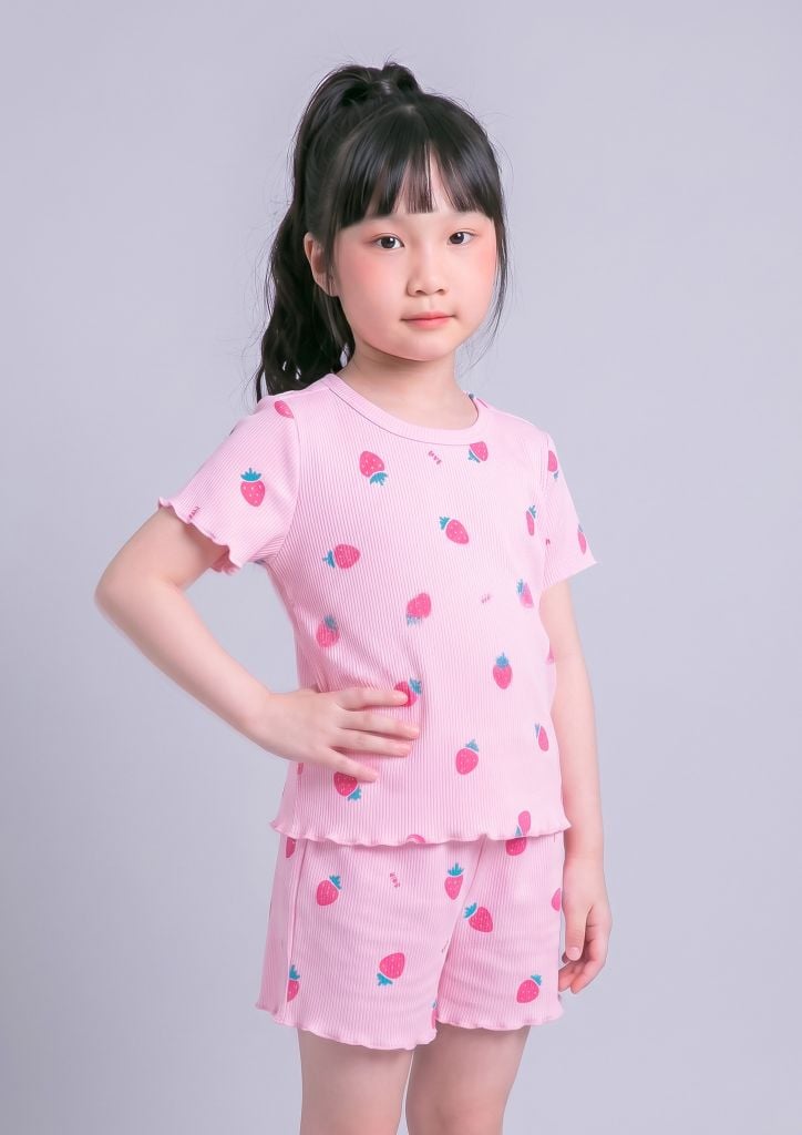 Đồ Bộ Ngắn Tay Bé Gái Gân Hồng Nhạt Hoạ Tiết Strawberry