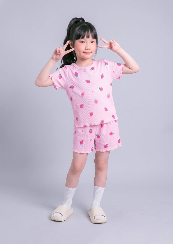 Đồ Bộ Ngắn Tay Bé Gái Gân Hồng Nhạt Hoạ Tiết Strawberry