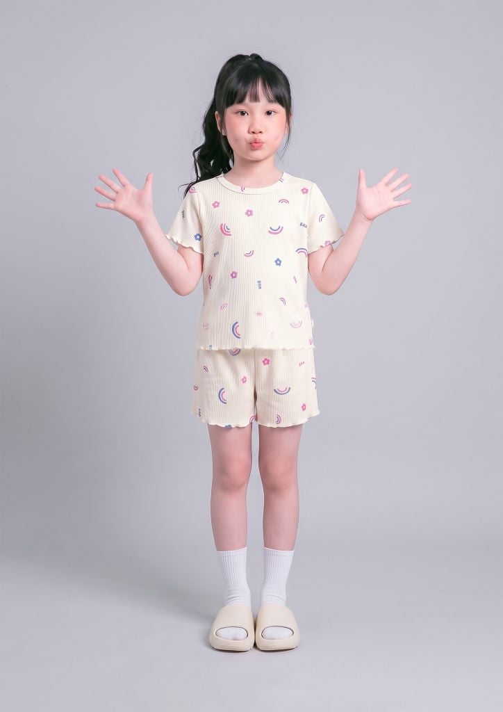 Đồ Bộ Ngắn Tay Bé Gái Gân Trắng Kem Hoạ Tiết Cầu Vồng