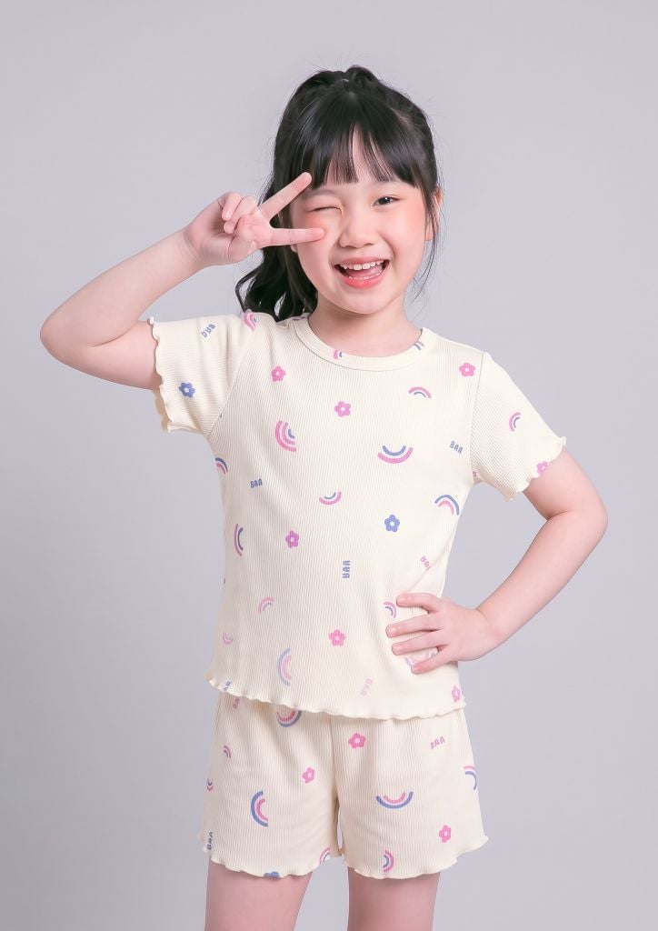 Đồ Bộ Ngắn Tay Bé Gái Gân Trắng Kem Hoạ Tiết Cầu Vồng