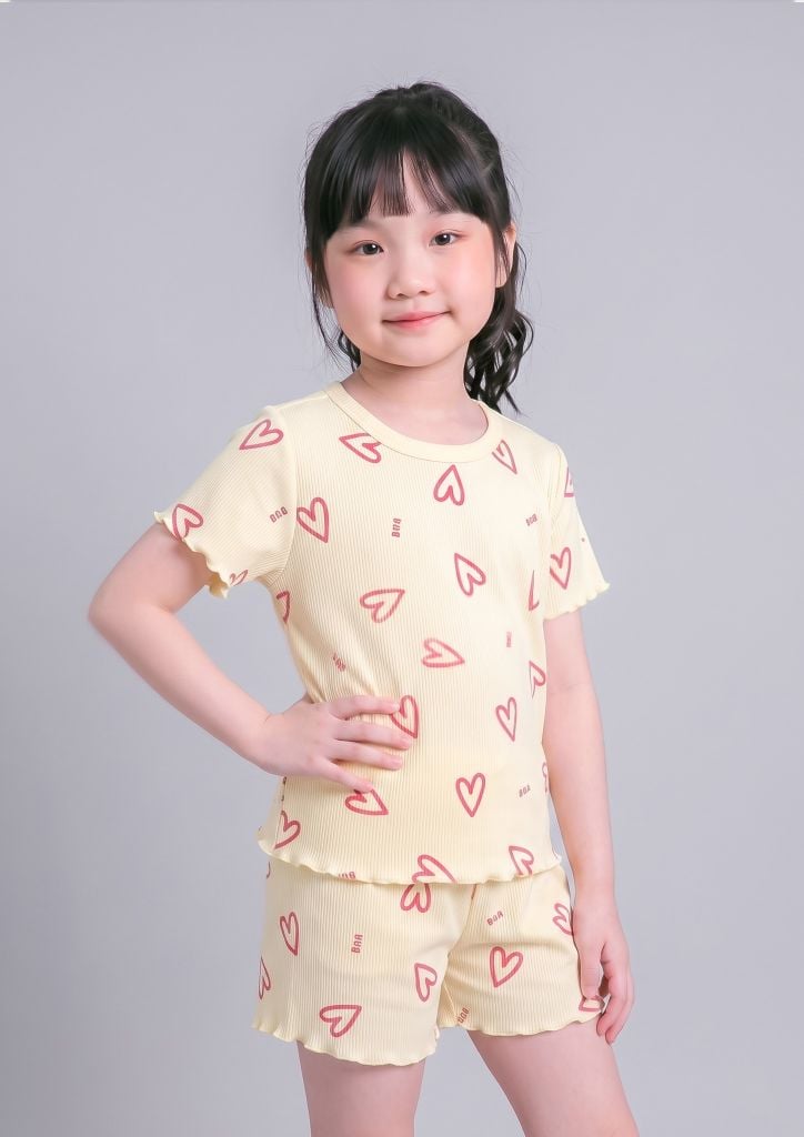 Đồ Bộ Ngắn Tay Bé Gái Gân Vàng Nhạt Hoạ Tiết Trái Tim