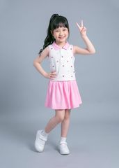 Set Polo Cộc Tay & Chân Váy Xếp Ly Bé Gái Trắng Hoạ Tiết Strawberry Phối Hồng