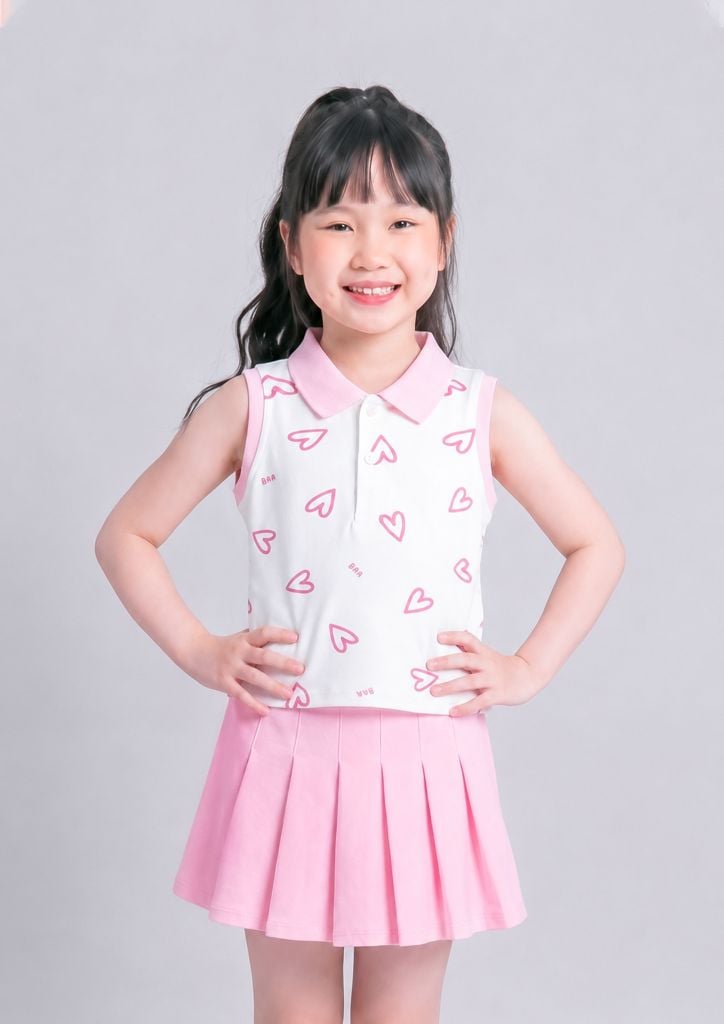 Set Polo Cộc Tay & Chân Váy Xếp Ly Bé Gái Trắng Hoạ Tiết Trái Tim Phối Hồng