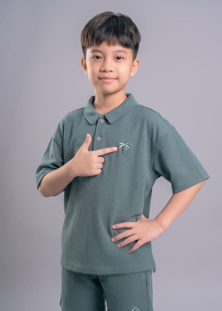 Set Polo Form Rộng Bé Trai Xanh Teal Thêu Cây Dừa