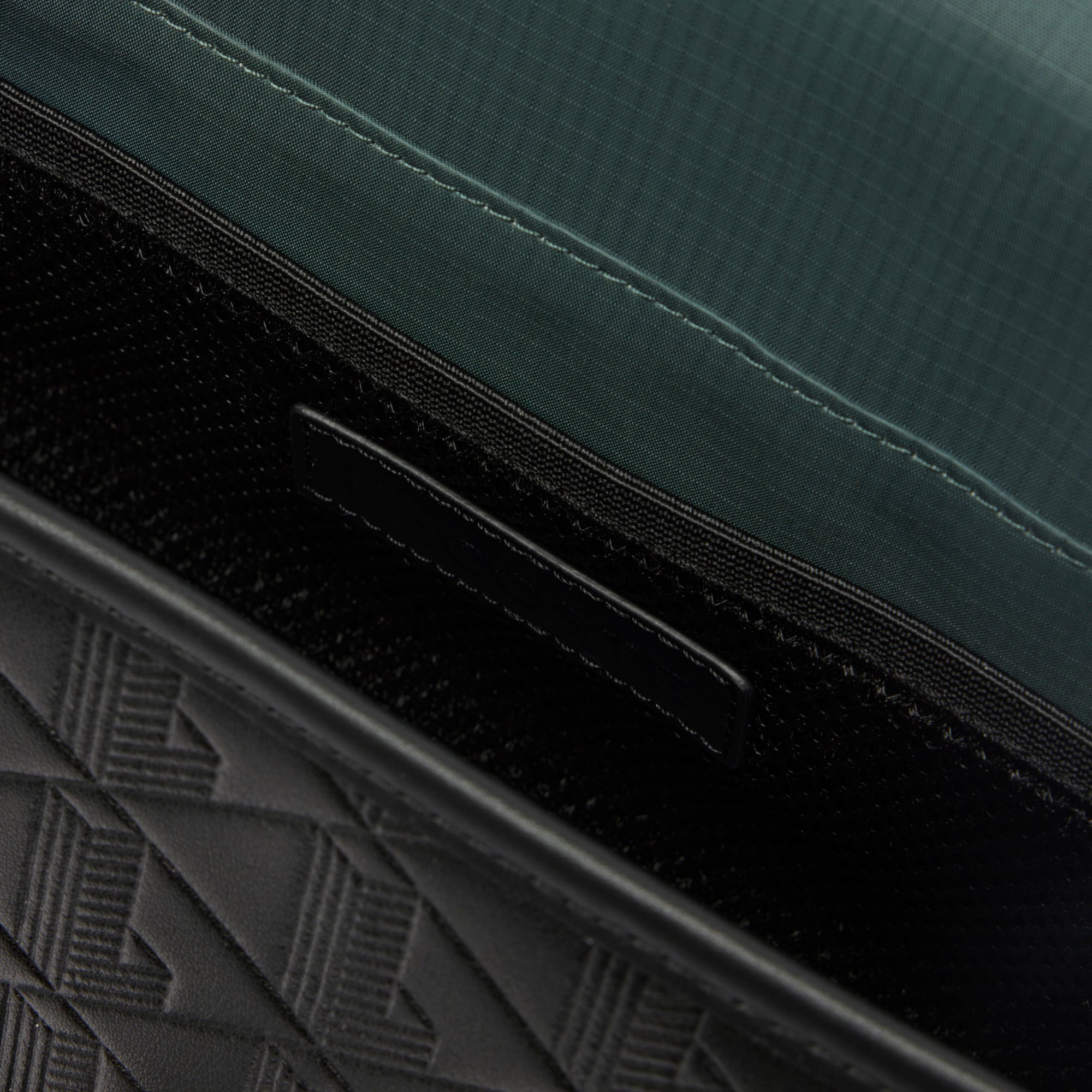 Túi Đeo Chéo Lacoste Nam Nomogramme Có Nắp Chất Liệu Da Size Nhỏ