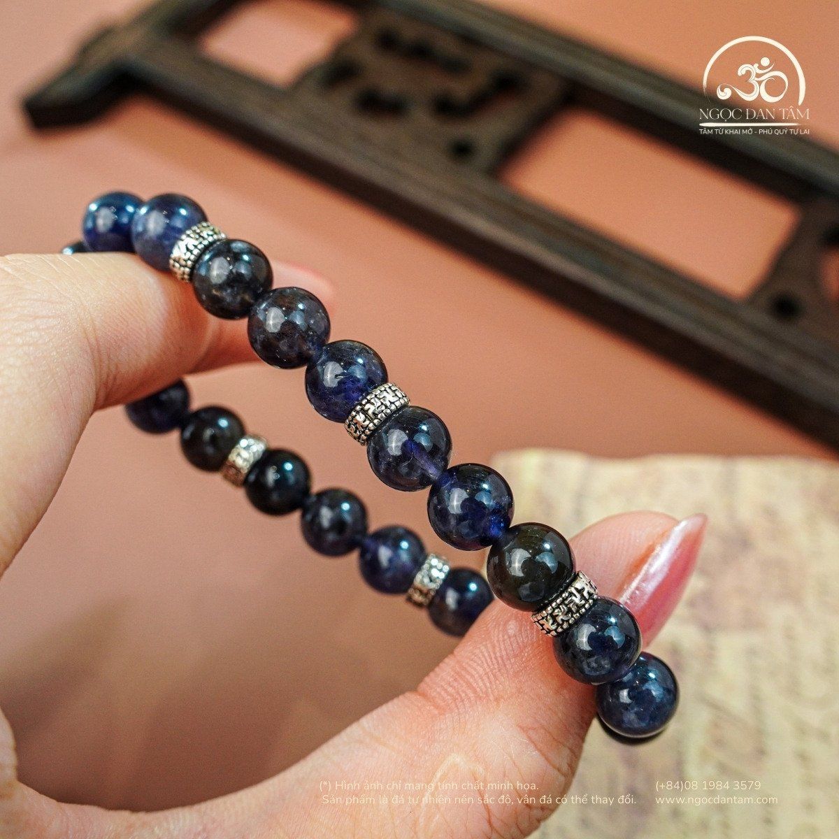  Vòng Tay Iolite 8mm 2A Phối Charm Bạc Chữ Vạn 