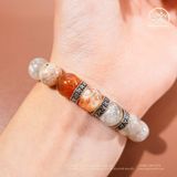  Vòng Tay Đá Mặt Trời Đa Sắc 10mm Phối Charm Bạc Chữ Vạn 