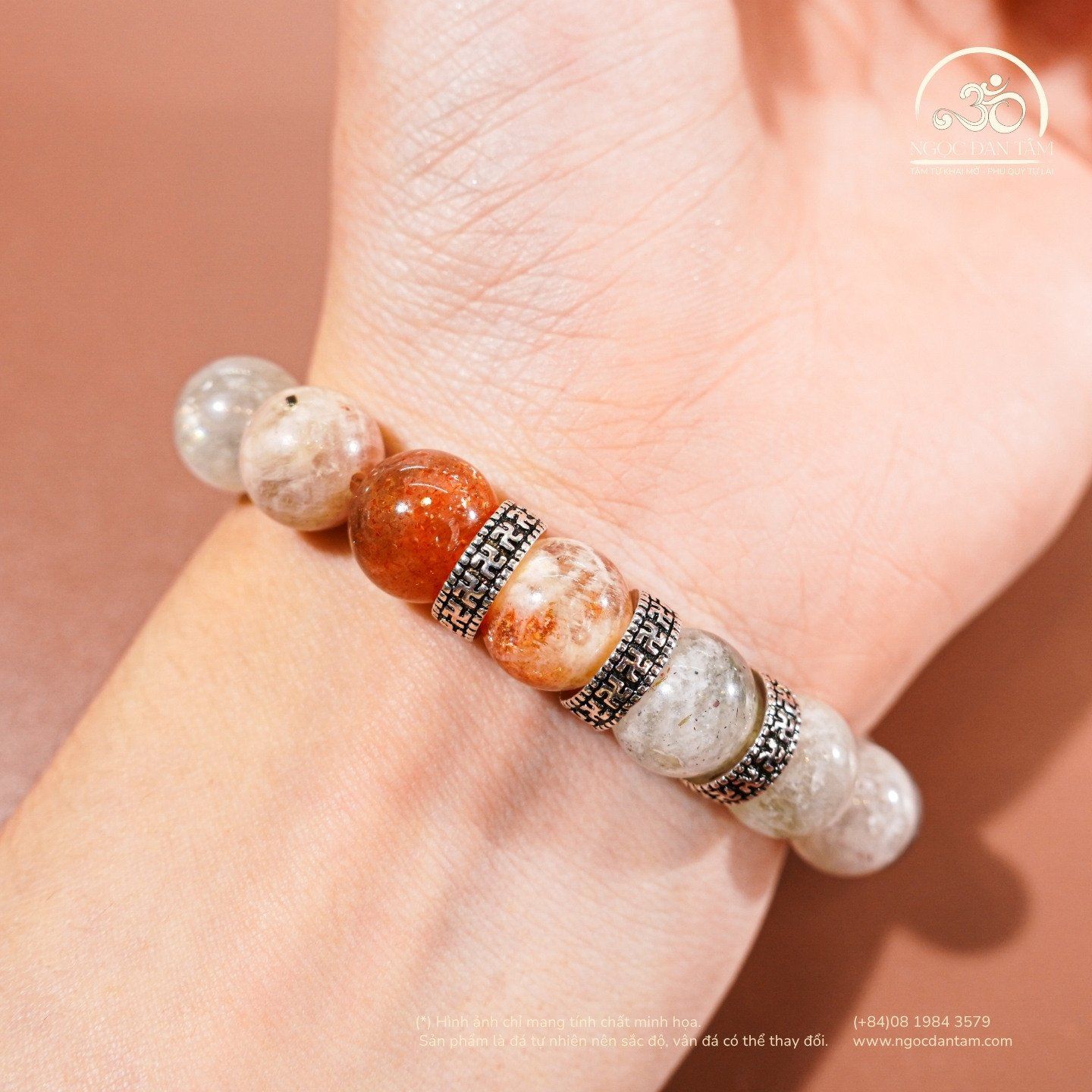  Vòng Tay Đá Mặt Trời Đa Sắc 10mm Phối Charm Bạc Chữ Vạn 