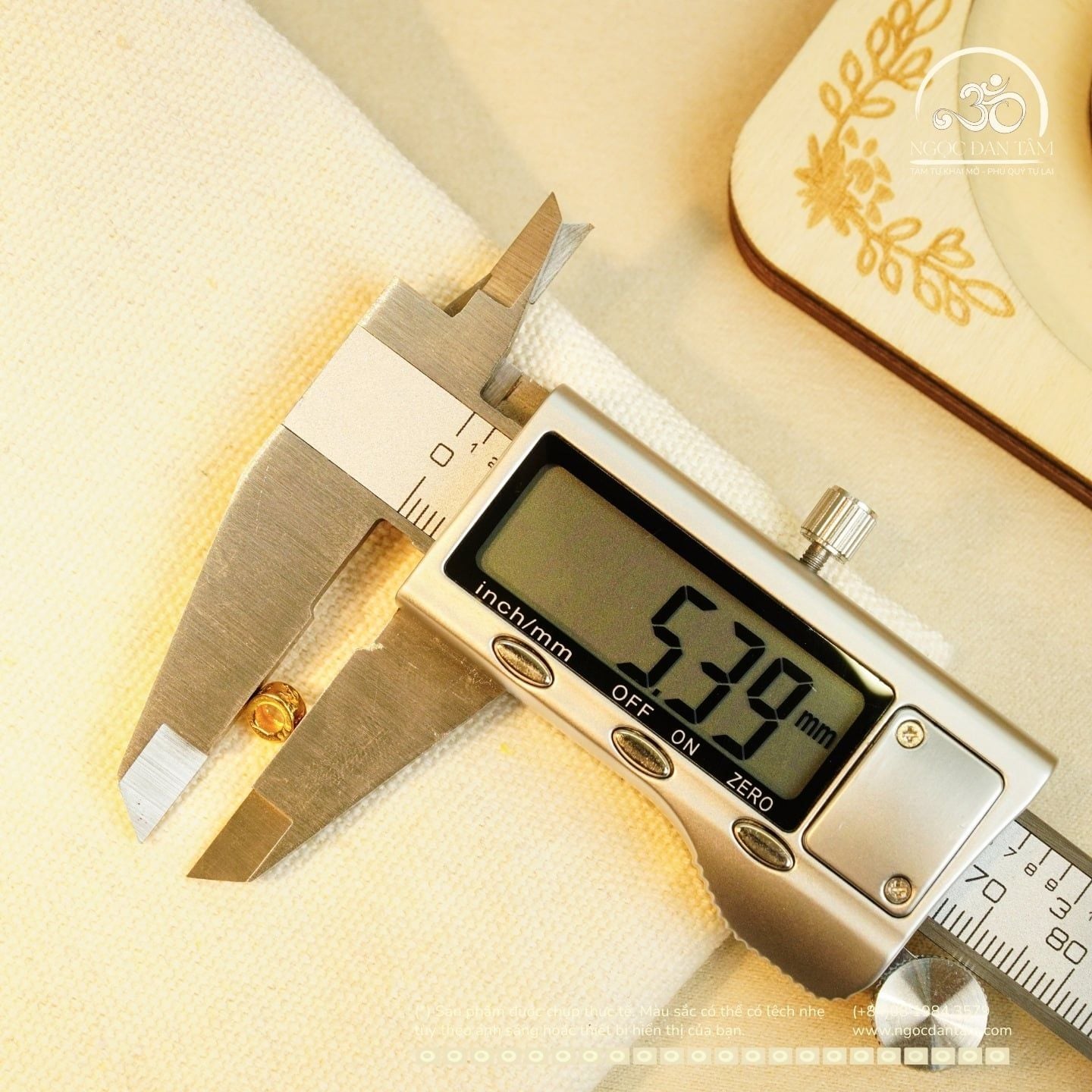  Charm Tròn Khắc Chú Om 5.39mm - Bạc 925 Mạ Vàng Cao Cấp 