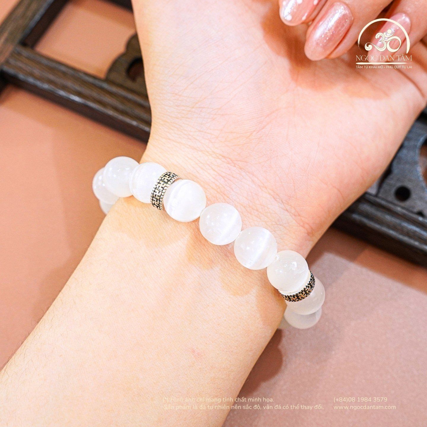  Vòng Tay Selenite 3A - 10mm Phối Charm Bạc Chữ Vạn 
