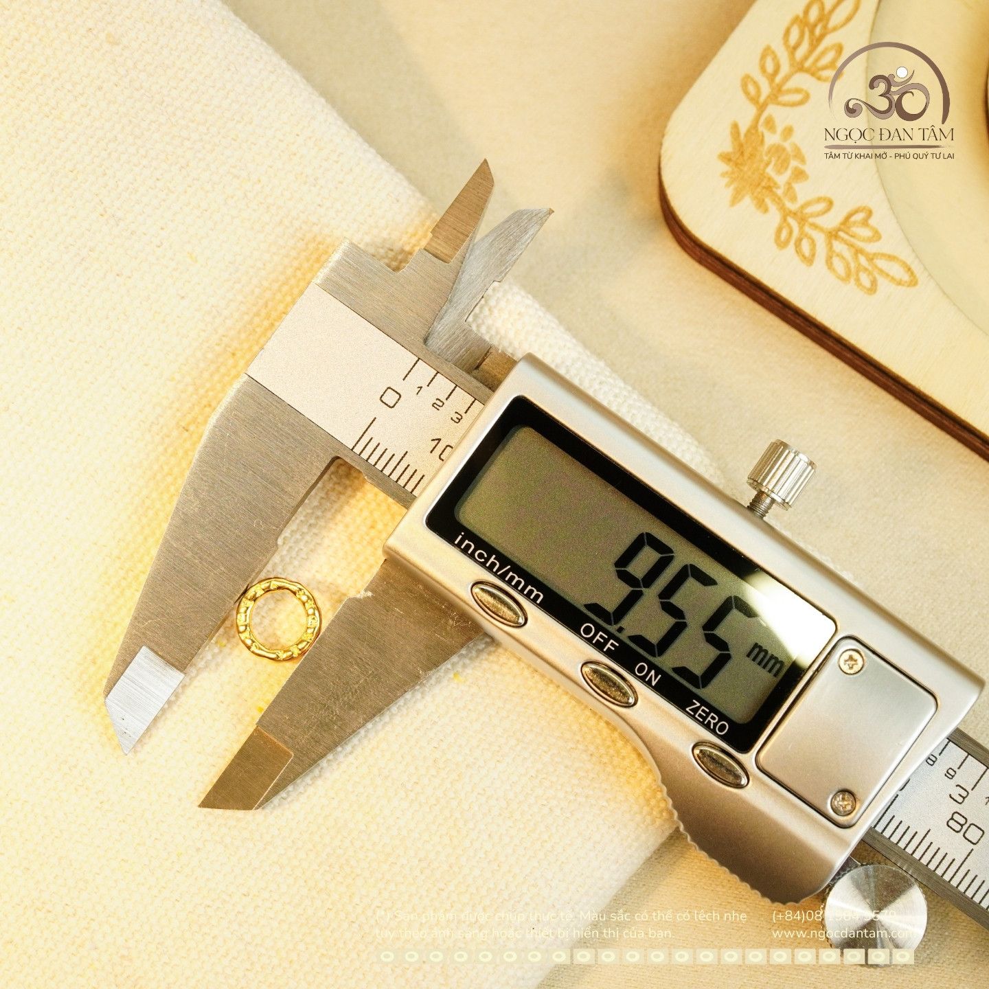  Charm Tròn Khắc Chữ Xỏ Ngang 9.55mm - Bạc 925 Mạ Vàng Cao Cấp 