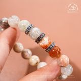  Vòng Tay Đá Mặt Trời Đa Sắc 10mm Phối Charm Bạc Chữ Vạn 