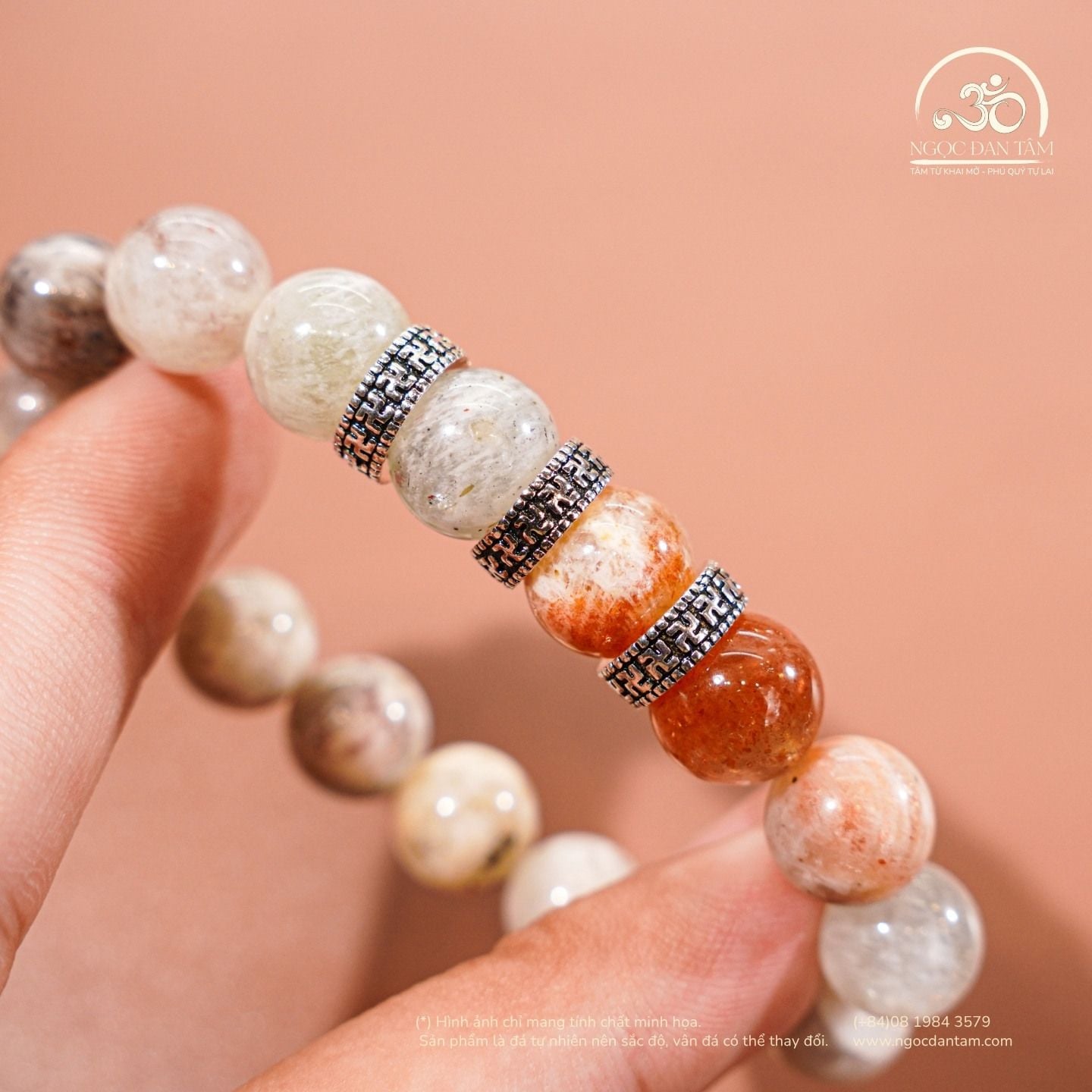  Vòng Tay Đá Mặt Trời Đa Sắc 10mm Phối Charm Bạc Chữ Vạn 